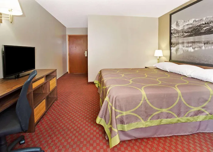 Super 8 By Wyndham Longmont/Del Camino