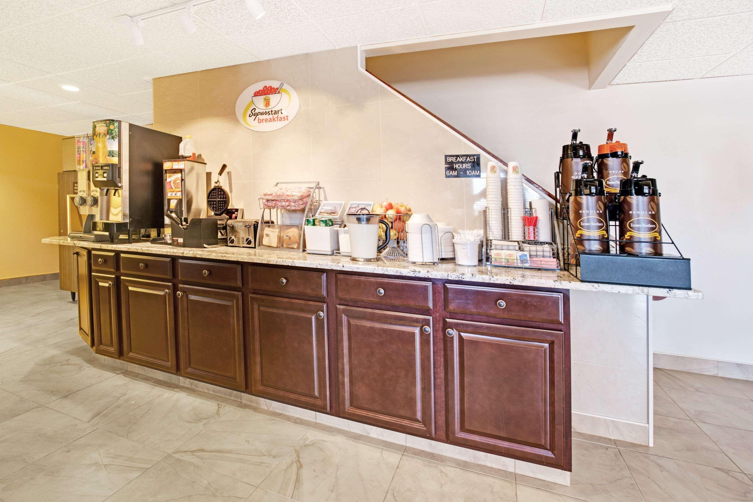 Hotel Super 8 By Wyndham Longmont/del Camino 2*
